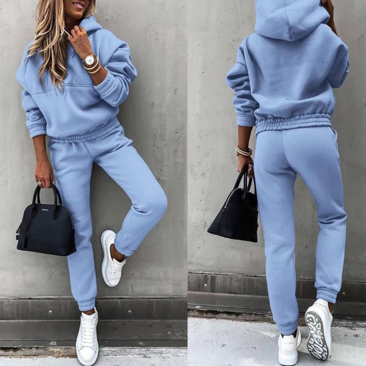 Damen Sport-Zweiteiler: Hoodie und Hose für Freizeit & Sport. Bequemer Jogginganzug in modischem Design.