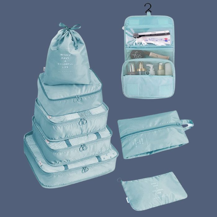Modernes 8-teiliges Packwürfel-Set für Reisen, inkl. praktischer Taschen für Schuhe und Kosmetik.