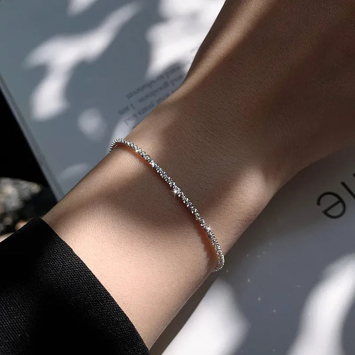 Glänzendes Sterlingsilber Armband für Damen mit filigranem Wasserdesign, ein eleganter Silberschmuck.