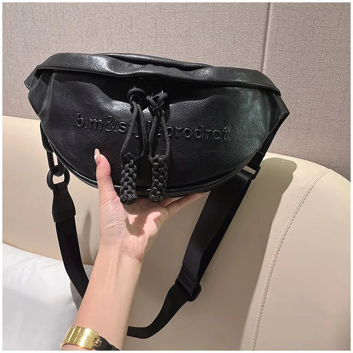 Rückansicht der Damen Brusttasche: Ergonomischer, verstellbarer Gurt. Komfortable Bauchtasche für unterwegs und Reise.