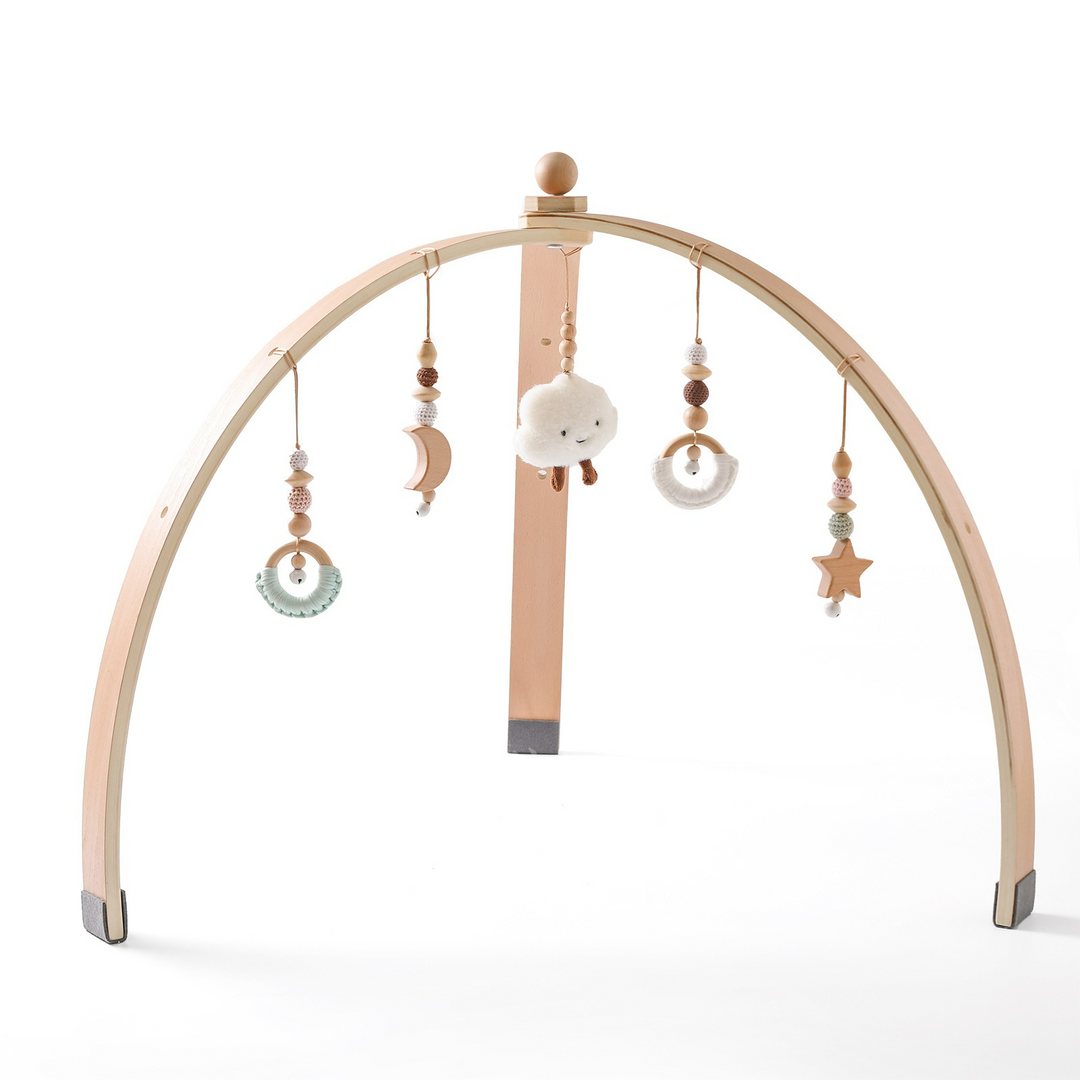 Minimalistischer Holz Aktivitätsbogen für Babys, mit abnehmbaren sensorischen Hängespielzeugen für Lernerfolg.