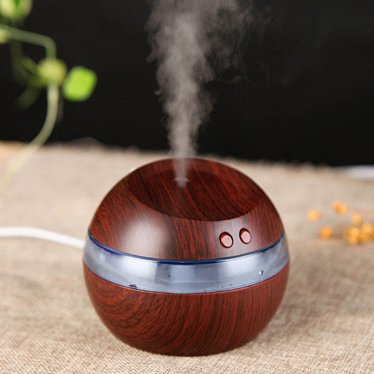 Aromadiffusor als stilvolles Element im Wohnzimmer, verbreitet angenehmen Raumduft für Wohlbefinden.