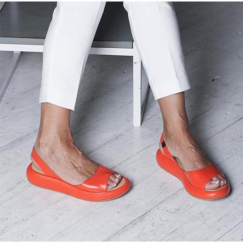 Stilvolle Damen Sandalen mit orthopädischem Fußbett für bequemen Halt und offene Zehen.
