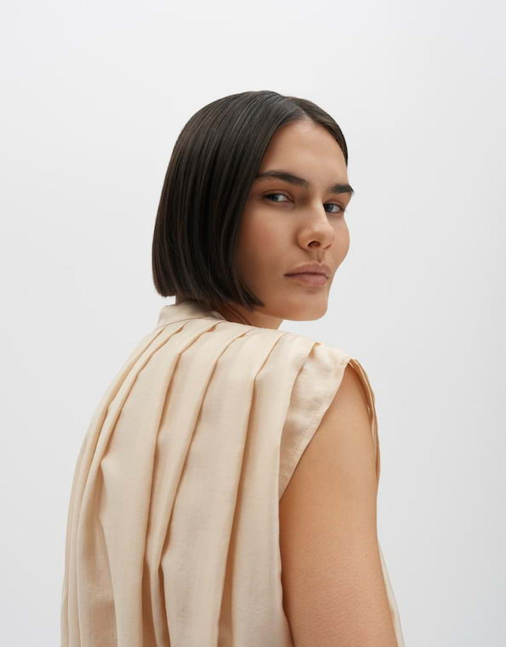 Modische Damen Bluse mit stilvoller Drapierung und Rundhalsausschnitt. Ein bequemes und vielseitiges Oberteil.