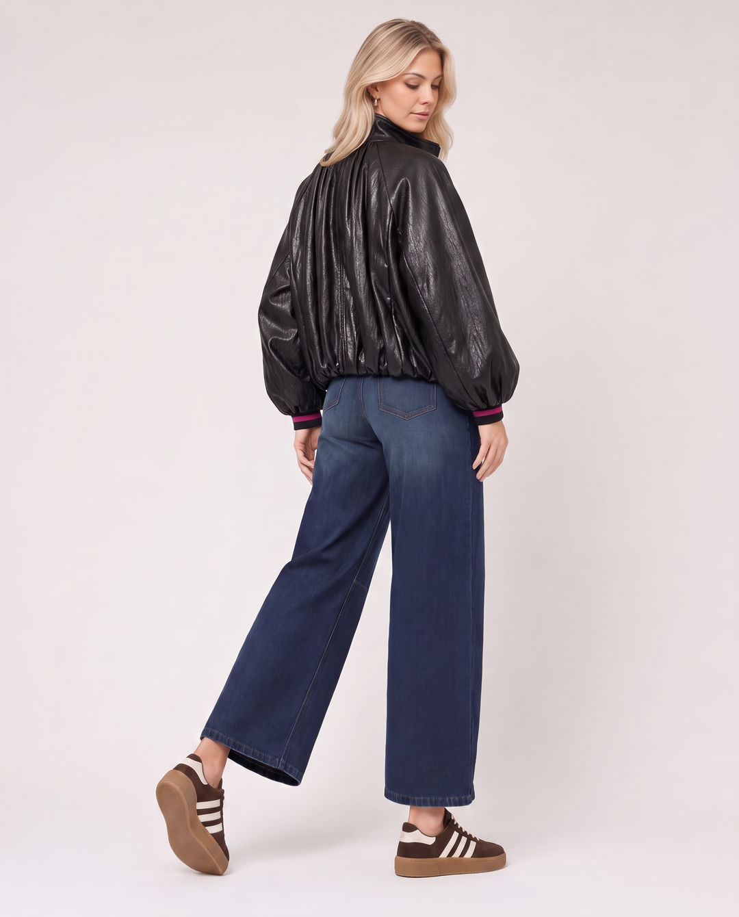 Bequeme Damenjacke, Oversized, mit modernem Stehkragen & Ballonärmeln. Eine vielseitige Freizeitjacke für den Alltag.