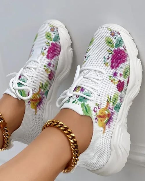 Nahaufnahme: Atmungsaktiver Stoff der Damen Orthopädie Sneaker mit rutschfester Komfortsohle.