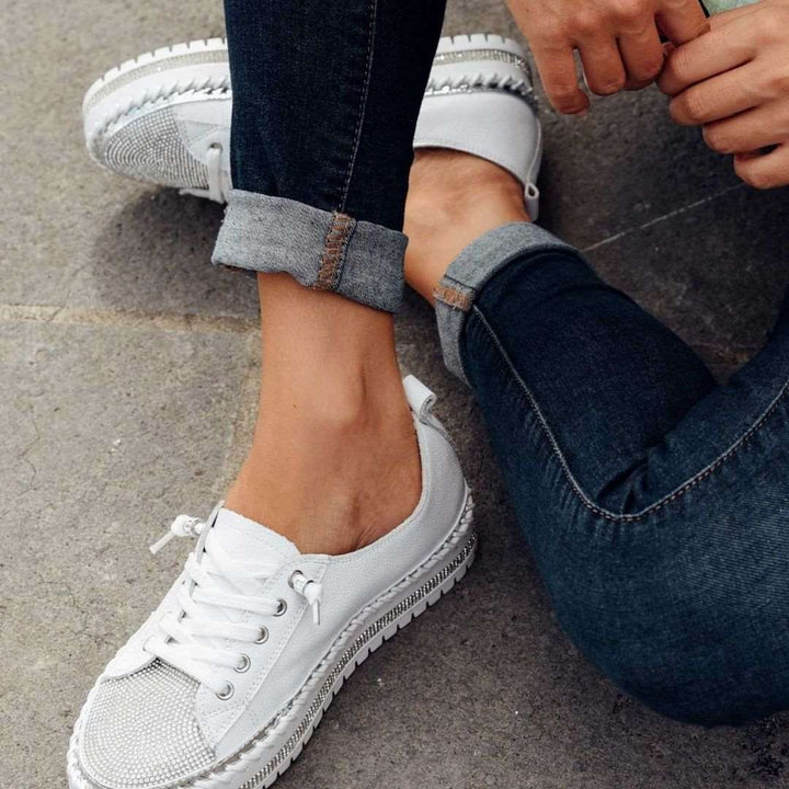 Detailaufnahme: Glänzender Damen Plateau Sneaker mit Glitzer-Akzenten und profilierter Laufsohle.