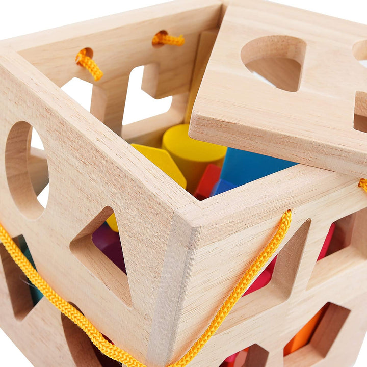 Vielseitiger Montessori Lernwürfel aus Holz mit Steckformen und Farbfeldern für kreatives Spielen und Lernen.