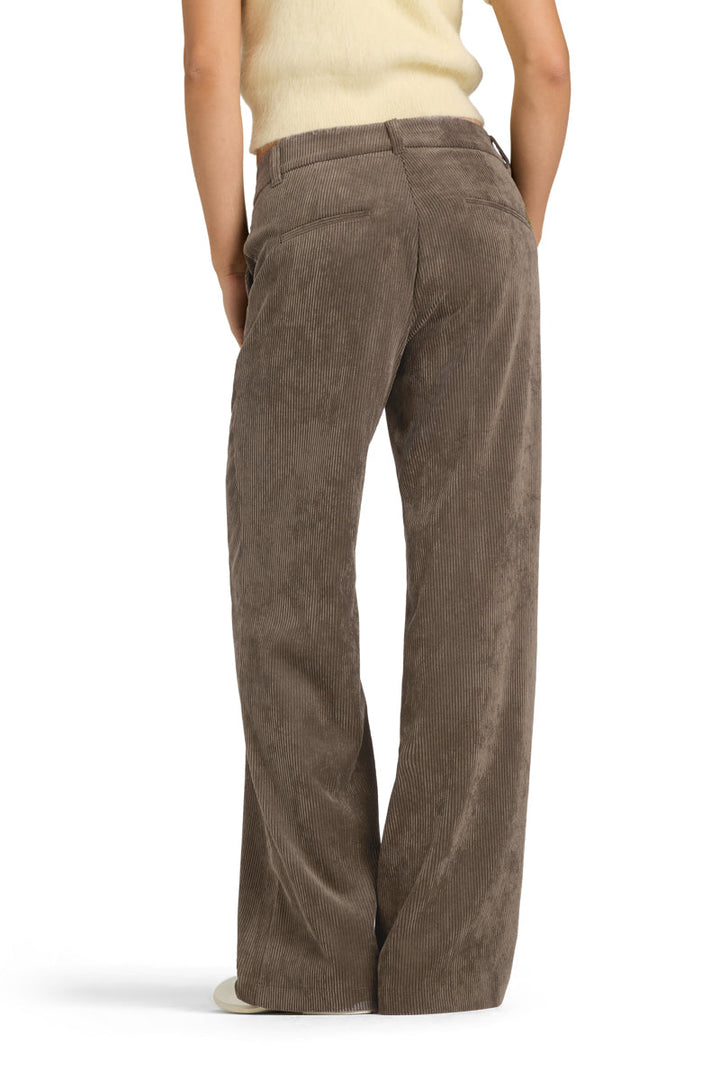 Damen Cordhose mit weiter Passform, stilvoll und bequem für Alltag & Freizeit. Mit praktischen Eingrifftaschen.