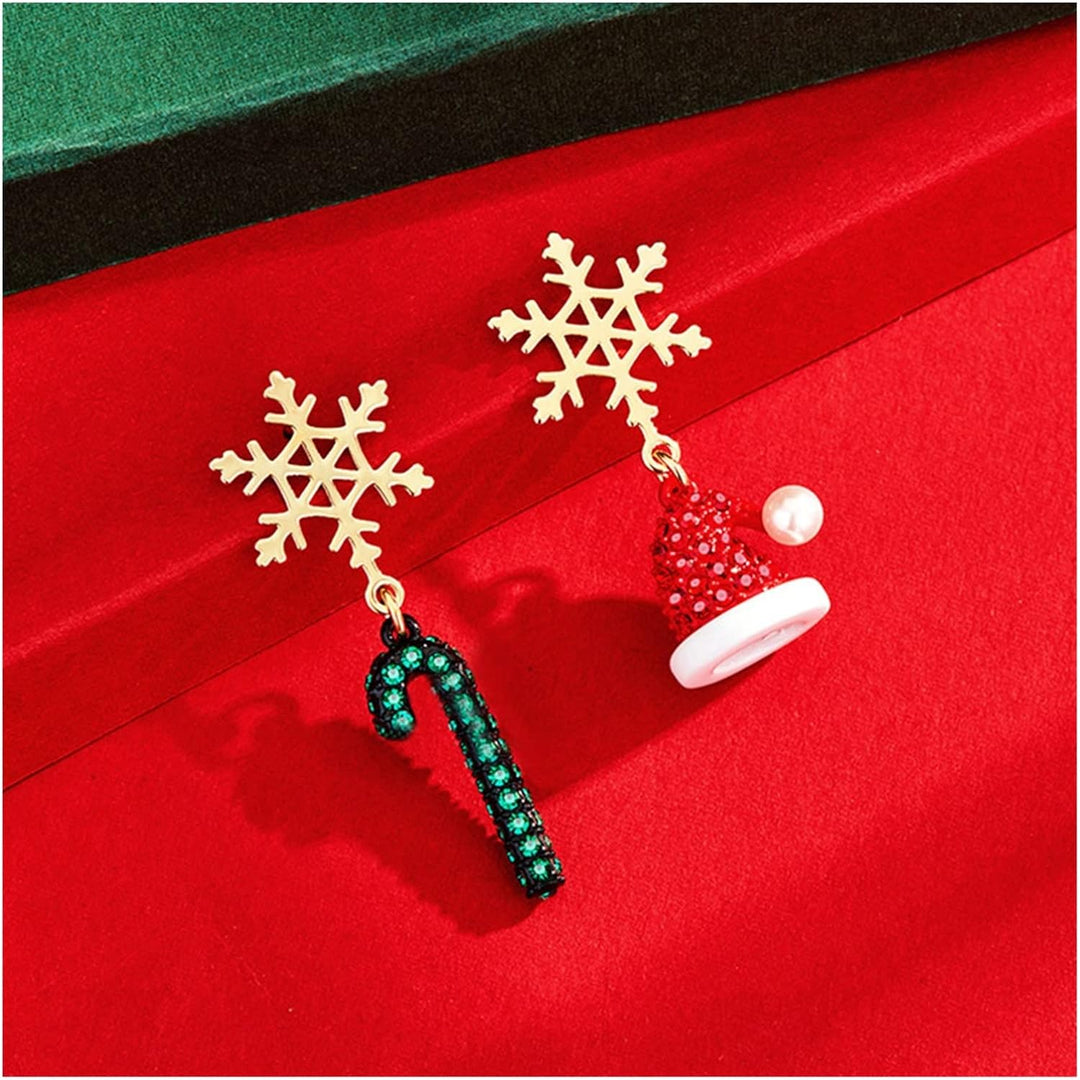 Nahaufnahme von funkelnden Schneeflocken-Weihnachtsohrringen, detailreicher Winterschmuck für festliche Damen-Outfits.