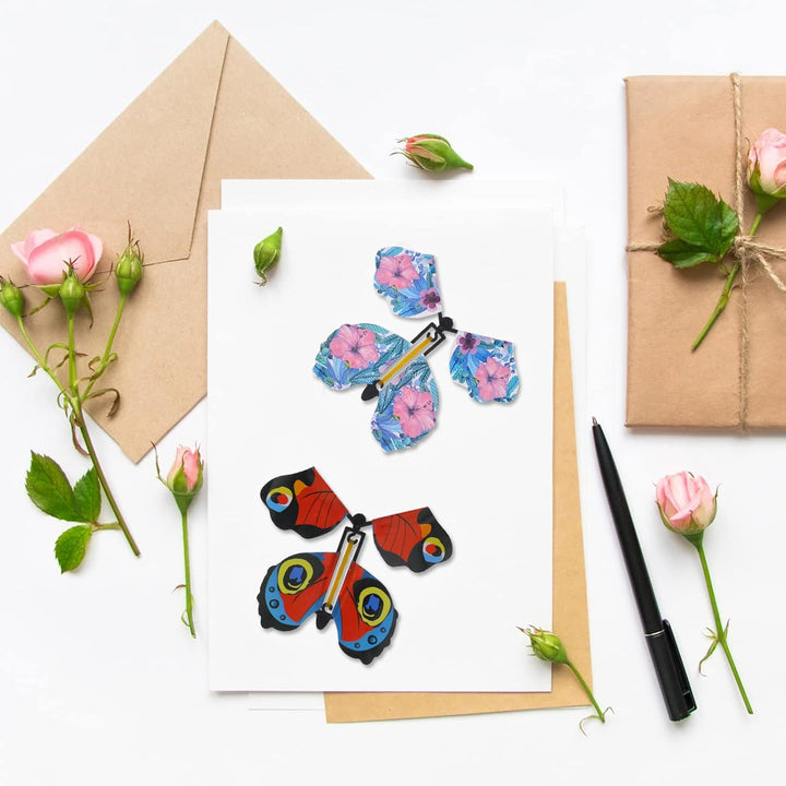 Nahaufnahme eines magischen Flugschmetterlings, bereit für den überraschenden Flug aus einer Geschenkbox oder Grußkarte.