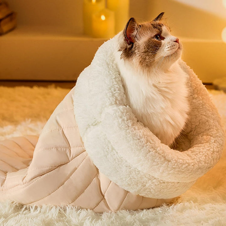 Gemütlicher Katzenschlafsack aus weichem Plüsch für süße Träume und Geborgenheit.