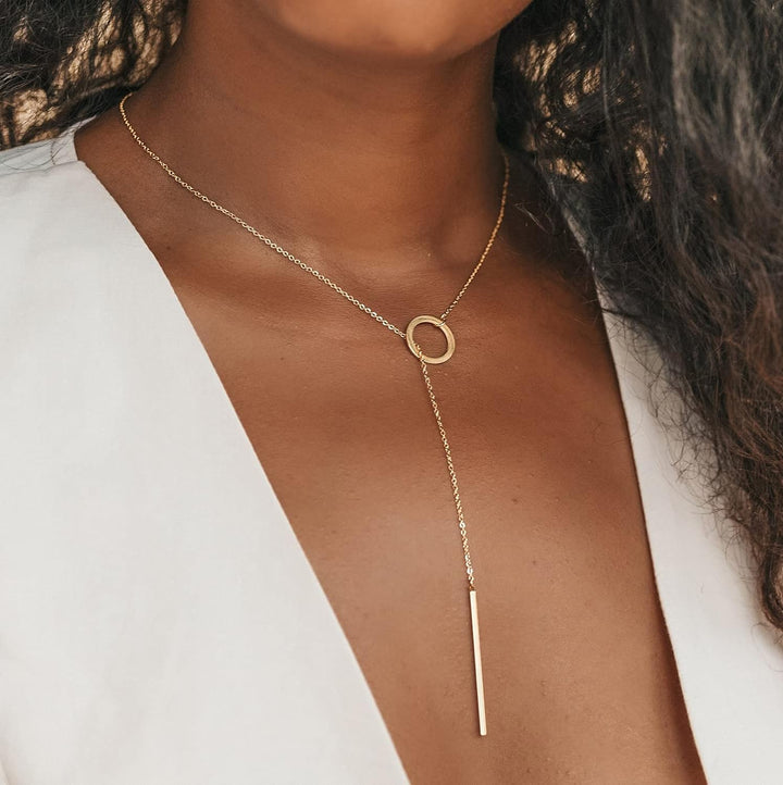 Feminine Lariat-Halskette mit Barren-Anhänger, ideales Geschenk für Damen, verstellbarer Elegantschmuck.