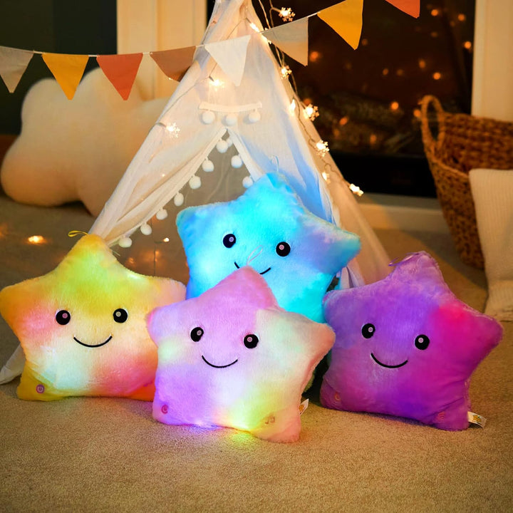 Leuchtendes LED-Stern-Kuschelkissen, weich & bunt, perfekt als Nachtlicht & Einschlafhilfe im Kinderzimmer.