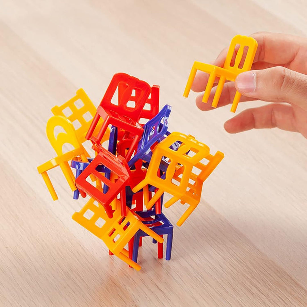 Buntes Stapelstuhl Kinder Spielzeug: Montessori Lernspiel aus Kunststoff zur Förderung von Balance und Geschicklichkeit.