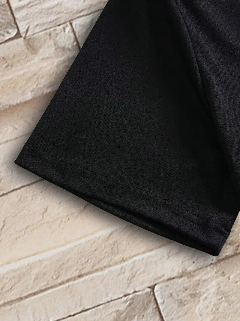 Detailaufnahme des V-Ausschnitts eines Herren Slim Fit Kurzarm T-Shirts.