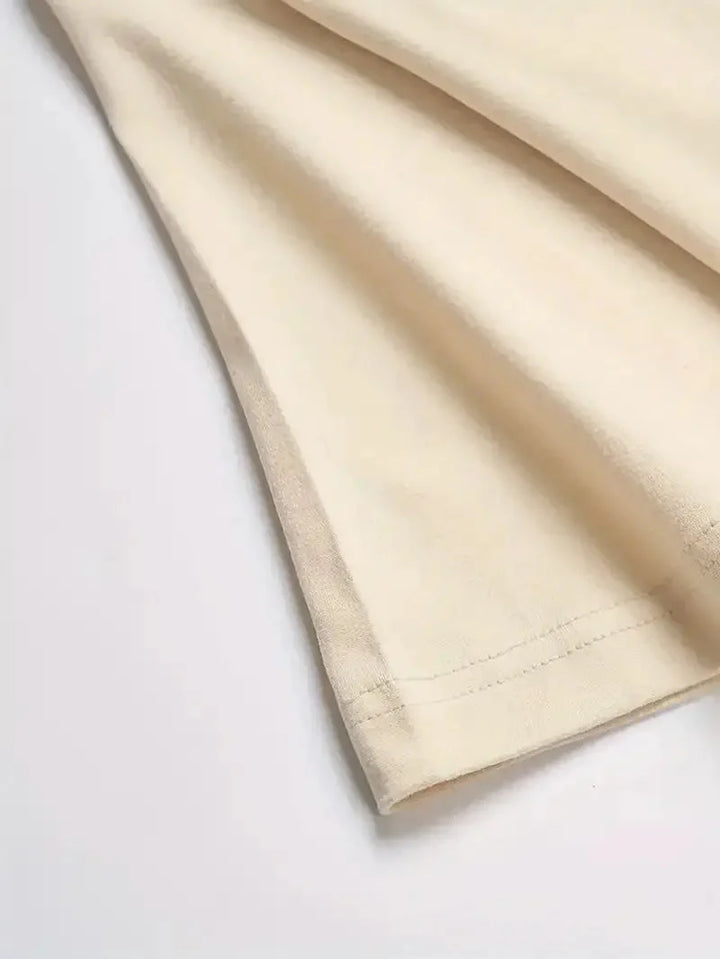Schlichtes & schickes Herren T-Shirt, V-Ausschnitt, Slim Fit Kurzarm für modebewusste Männer.