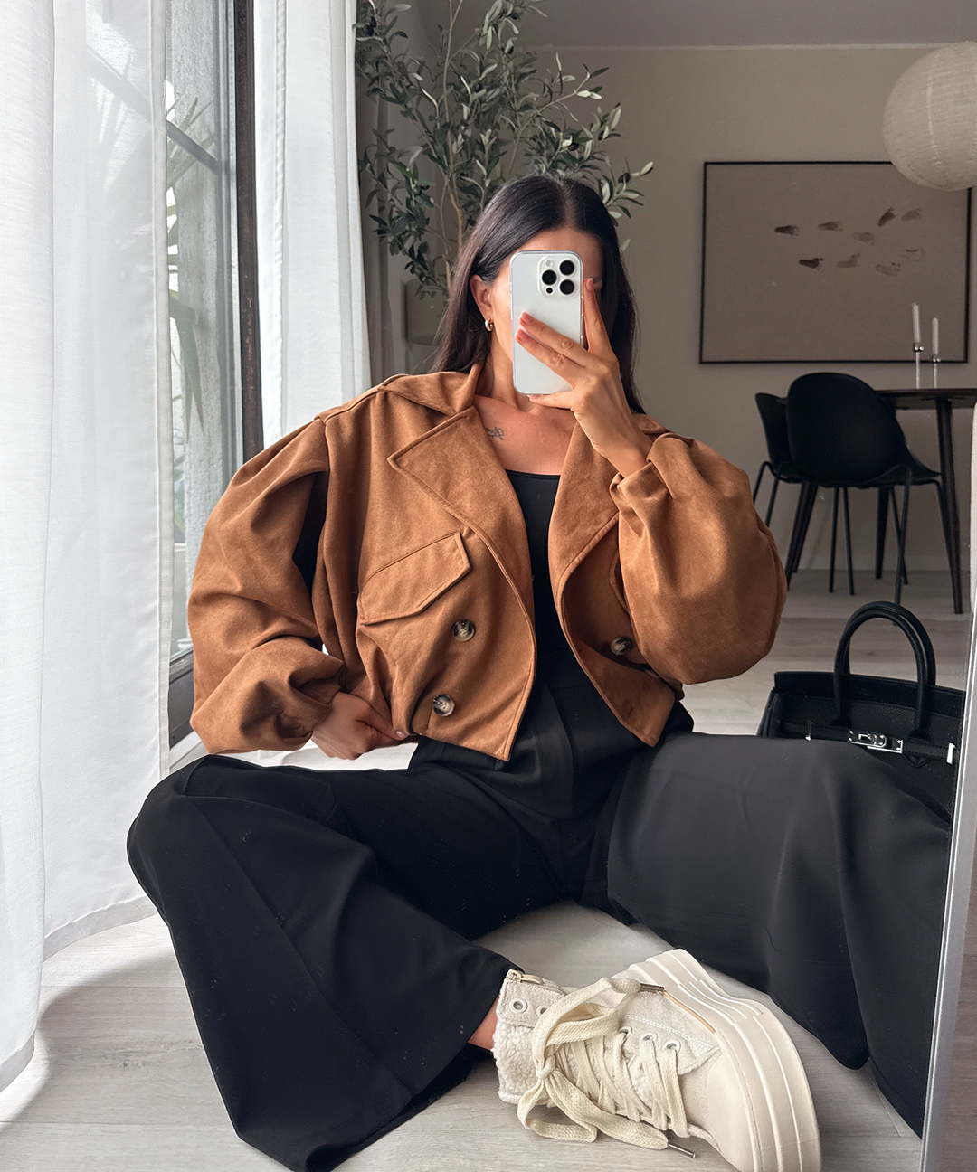 Trendige Damen Cropjacke im Trenchcoat-Stil, gefertigt in hochwertiger Wildlederoptik, perfekte Mode für den Übergang.