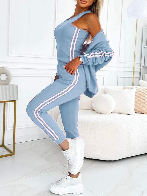 Frontansicht eines Models im kompletten sportlichen Damen Jogginganzug mit Jacke, Top und Hose.