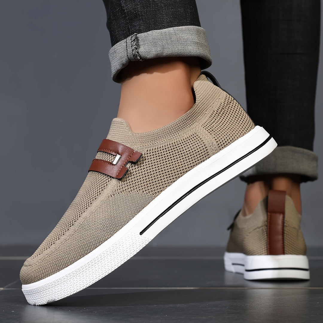 Detailaufnahme des atmungsaktiven Obermaterials leichter Herren Slip-On Sneaker.