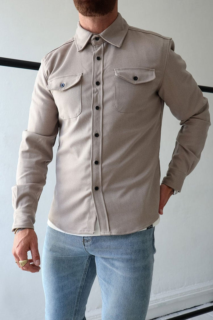 Moderne Herren Casual Jacke, Übergangsjacke mit Knopfleiste, betont die Slim Fit Silhouette.