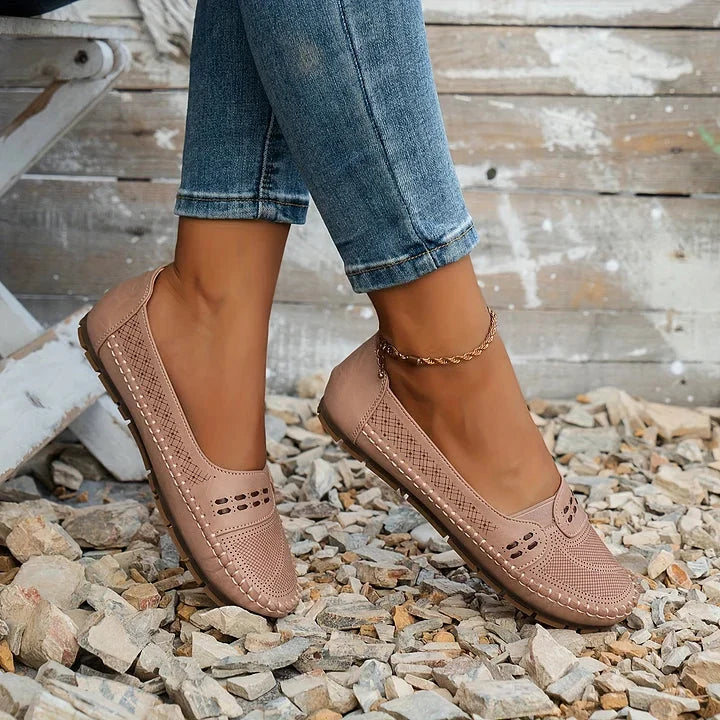 Textur der atmungsaktiven Damen Slipper, Lochmuster für Luftzirkulation & optimalen Komfort.