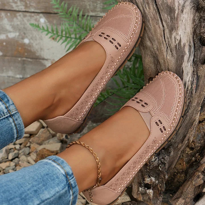 Ansicht der atmungsaktiven Damen Slipper mit Lochmuster, bequeme Slip-On Halbschuhe für den Alltag.