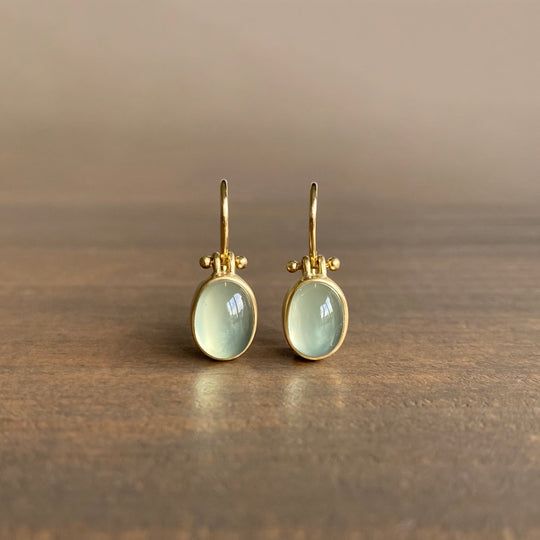 Elegante Damen Vintage Ohrringe mit ovalem grünem Mondstein, perfekt als Geschenk. Silberner Schmuck.