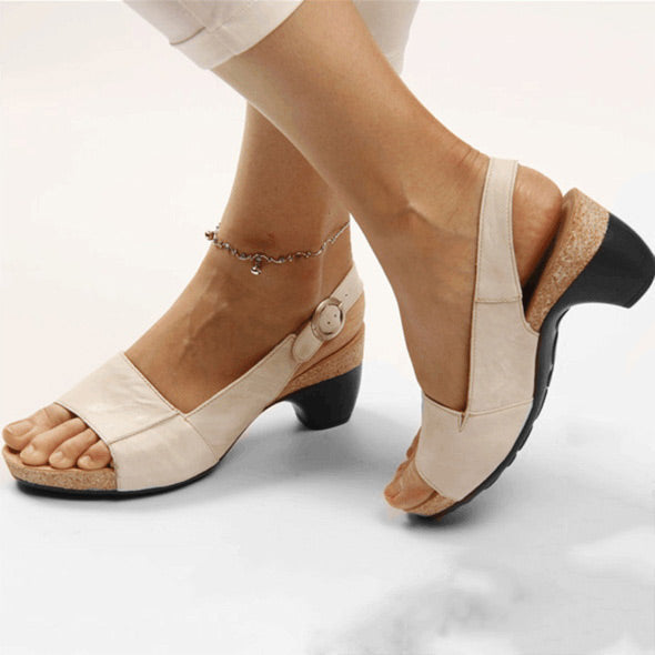 Damen Sandalen mit bequemem Blockabsatz, ergonomisch geformt für stilvollen Sommer-Komfort.