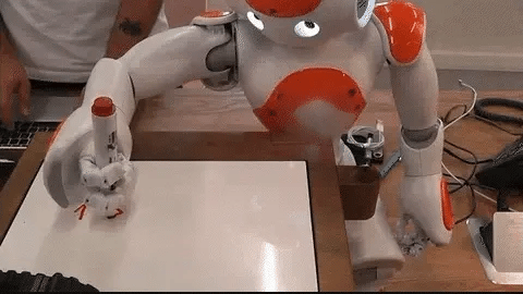 MINT-Lernroboter für Kinder, der durch Gesten gesteuert wird und eine unterhaltsame Einführung in die Robotik bietet.