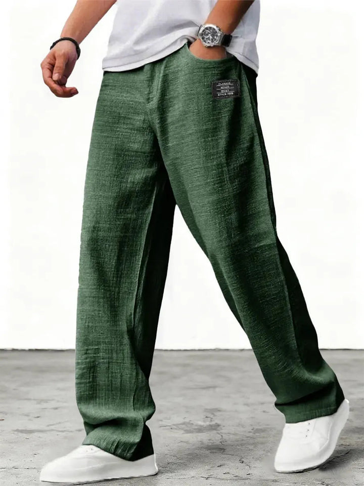 Alltagstaugliche Herrenhose mit weitem Bein & Kordelzug. Komfortable Freizeithose, gerader Schnitt, perfekt für entspannte Tage.