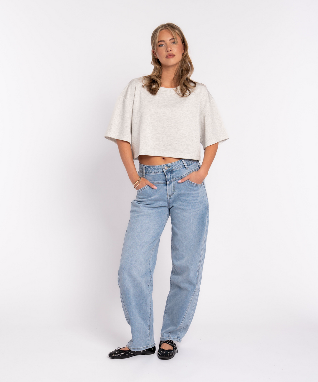 Blaue Damen Barrel Jeans, trendige lockere Passform, Stretch-Stoff für maximale Bewegungsfreiheit.