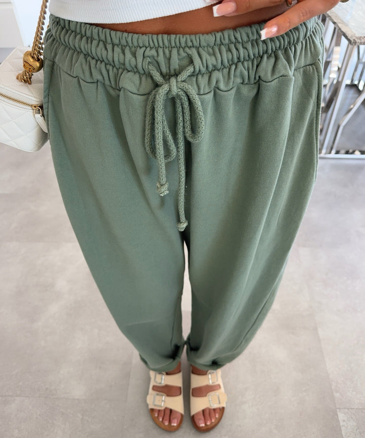 Bequeme Damen Balloon Jogginghose, lässig und komfortabel für jeden Tag. Vielseitige weite Damenhose.