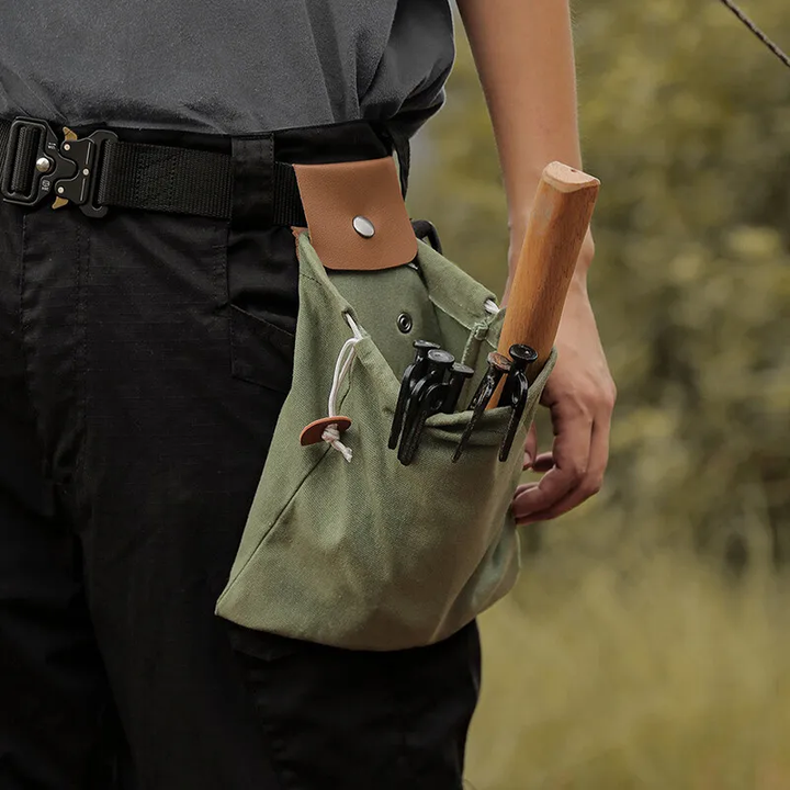 Bereit für Wanderung: Faltbare Outdoor-Bauchtasche aus robustem Canvas, wasserdicht für Essentials.