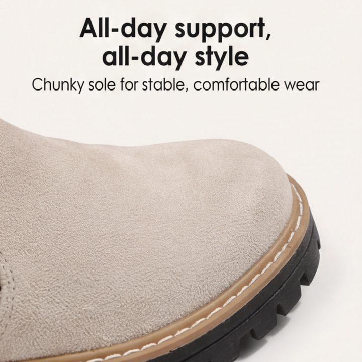 Dame spaziert in bequemen Chelsea-Stiefeletten. Breite Zehenbox, 4cm Blockabsatz & seitlicher Reißverschluss für den Alltag.