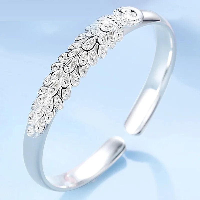 Exquisites 925er Silberarmband für Damen mit detailliertem Pfauen-Design, ideal als Geschenk.