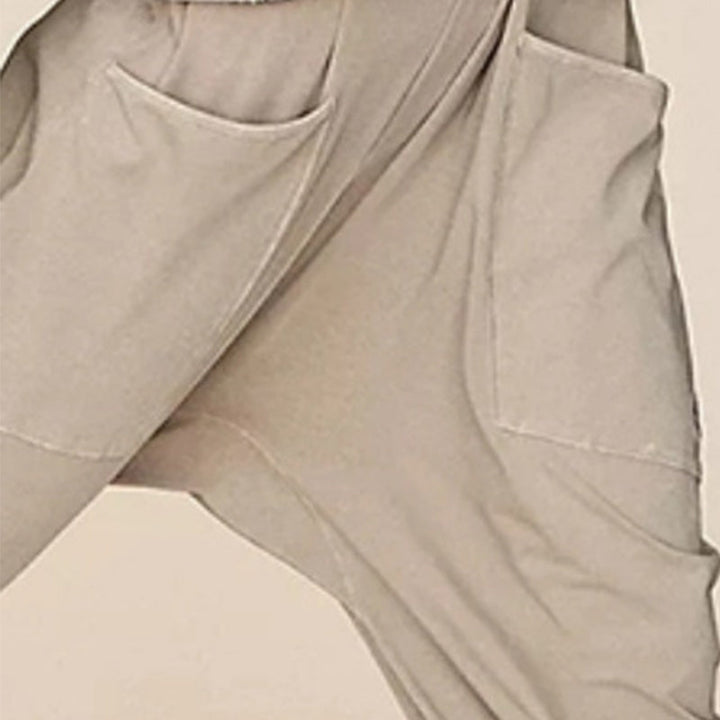 Moderner Damen Jumpsuit, locker geschnitten, V-Ausschnitt, bequem, mit praktischen Seitentaschen.