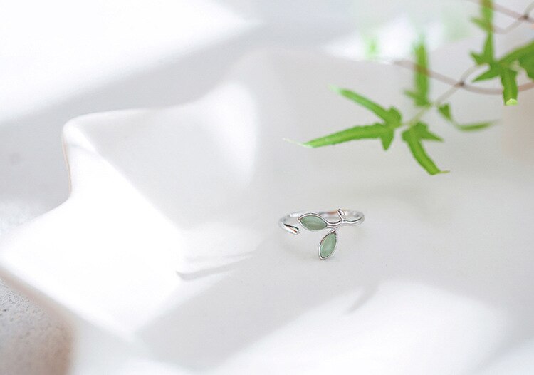 Hochwertiger Grüner Opal-Blatt-Silberring für Damen. Verstellbarer 925er Edelsteinring, ideal als Geschenk.