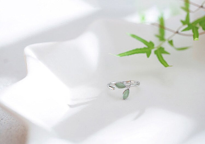 Hochwertiger Grüner Opal-Blatt-Silberring für Damen. Verstellbarer 925er Edelsteinring, ideal als Geschenk.