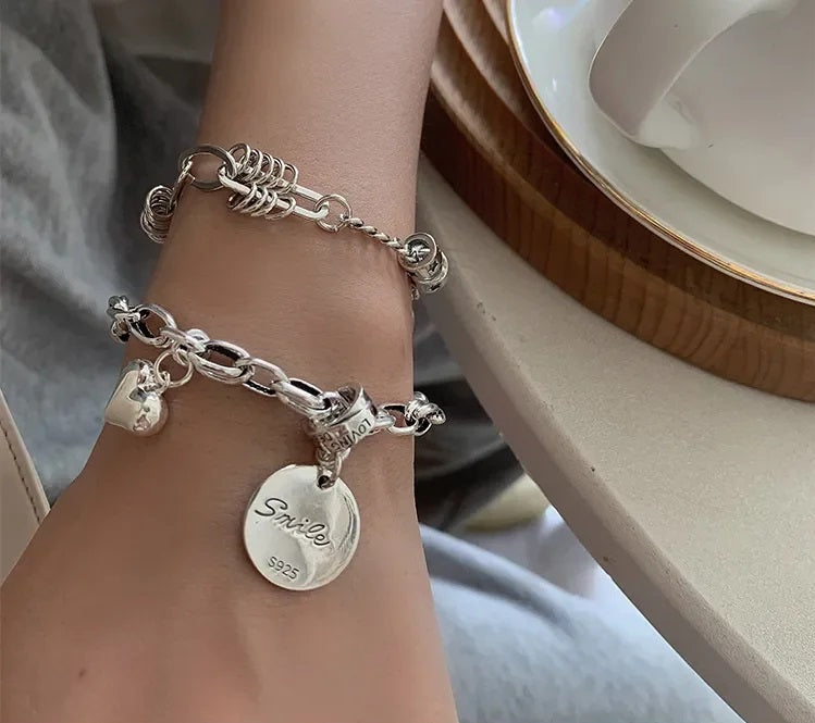 Trendiges Damen Silber Manschettenarmband im Punk-Stil. Vintage Schmuck Accessoire für einen einzigartigen Look.