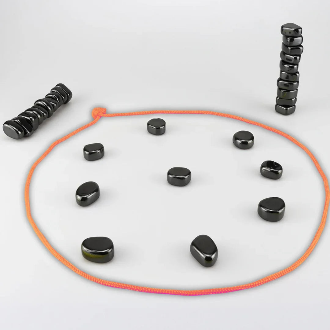 Magnetisches Reiseschach im Einsatz auf Reisen, sorgt für strategischen Spielspaß und Unterhaltung für alle.