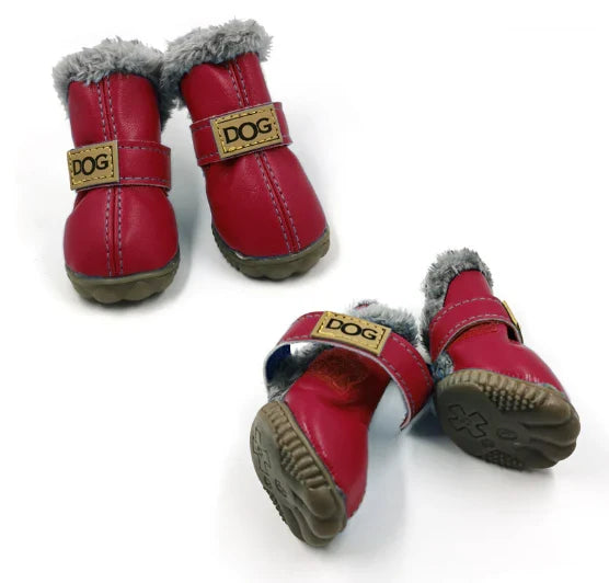 Stapel warmer Hundeschneestiefel; Winterstiefel für Hunde. Idealer Tierbedarf für Pfotenschutz bei Kälte.