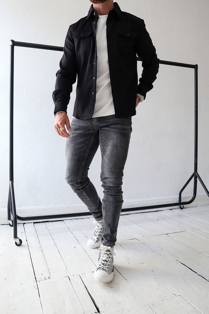 Eleganter Slim Fit Herren Hemdjacke, mit Kentkragen und Brusttaschen, für stilbewusste Männer.