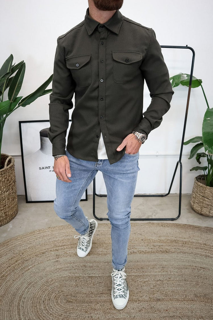 Dunkelblaue Herren Hemdjacke, Slim Fit, mit Knopfleiste, perfekt für Smart Casual Outfits.