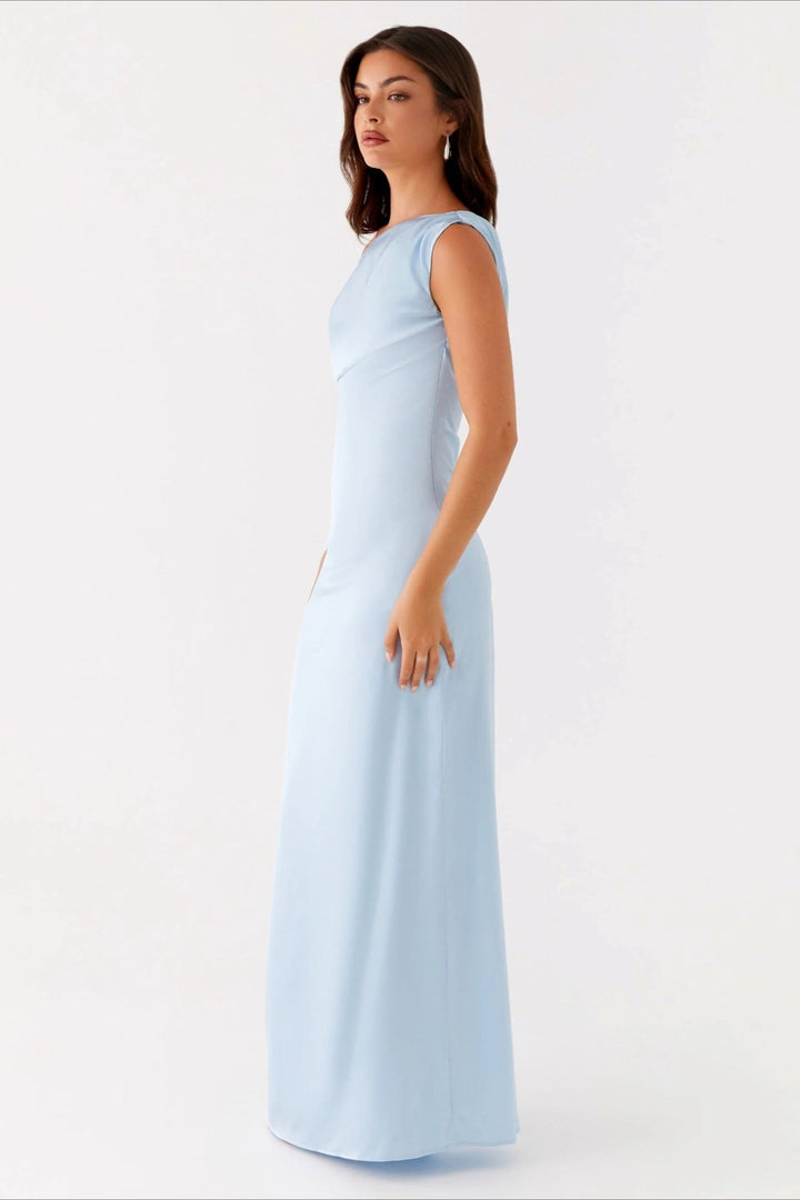 Asymmetrisches Damen Maxikleid, eine elegante Wahl für besondere Anlässe und festliche Partys.