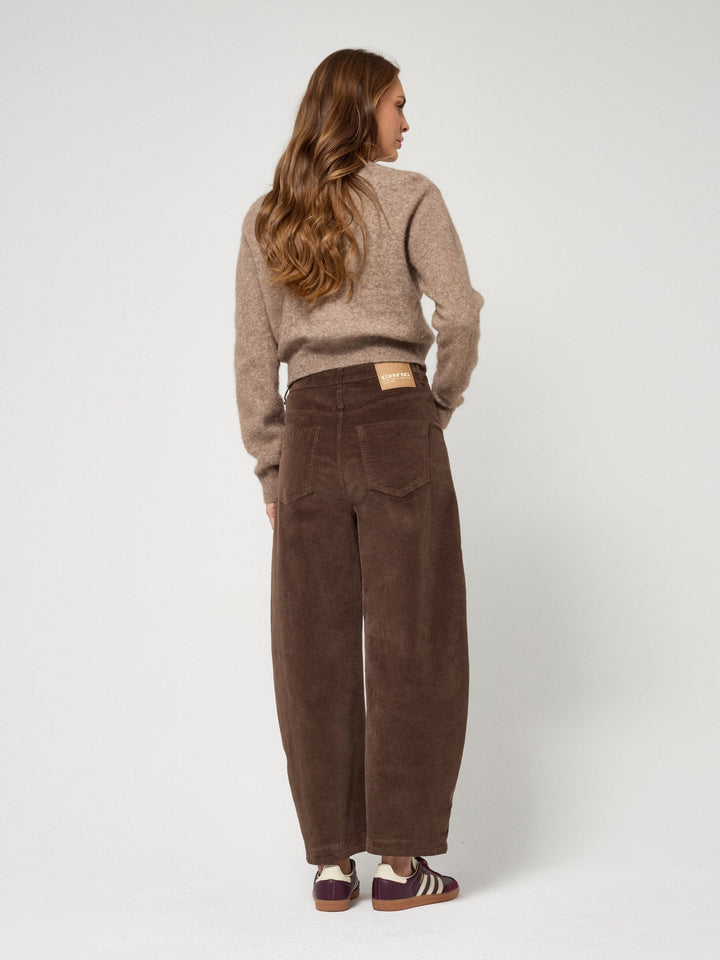 Moderne Damen Cordhose O-Shape mit hoher Taille, getragen von einer Frau, ideal für stilvollen Freizeitlook.