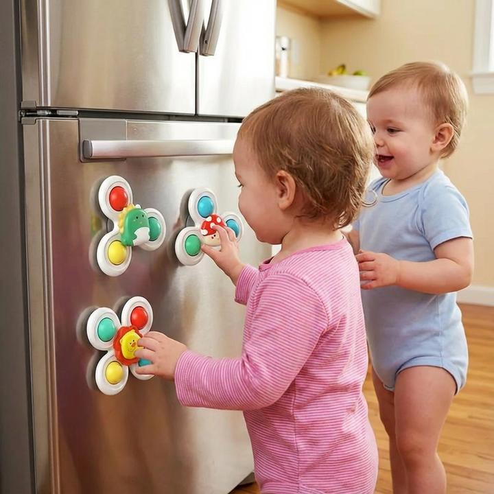 Drei farbenfrohe Saugnapf Drehspielzeuge für Babys, ideal zur Motorik- und Sinnesförderung bei Kleinkindern.