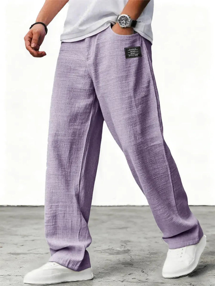 Locker sitzende Herren Freizeithose mit Kordelzug. Weites Bein, gerader Schnitt, perfekt für Casual-Look & Komfort im Sommer.