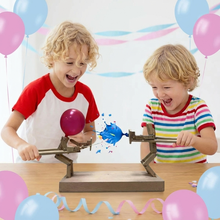 Detailaufnahme des Holz Ballon Duell Spiels. Zwei Spieler fechten mit Holzschwertern, um den Ballon des Gegners zu treffen.