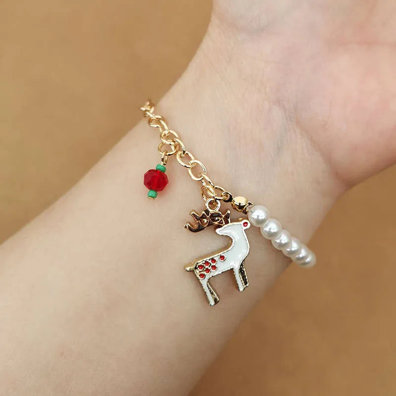 Elegantes Weihnachts Perlenarmband für Damen. Winterzauber mit festlichen Charms. Geschenkidee.